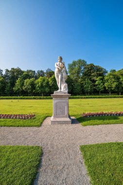 Münih, Almanya - 09 Haziran 2018: Nymphenburg Palace Garden'daki heykeller. Nymphenburg Sarayı (Almanca: Schloss Nymphenburg) veya Perisi Kalesi, Almanya'nın Bavyera şehrinde, Münih'te bulunan barok saraydır. Saray fo ana yazlık olduğunu