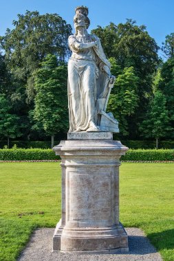Münih, Almanya - 09 Haziran 2018: Nymphenburg Palace Garden'daki heykeller. Nymphenburg Sarayı (Almanca: Schloss Nymphenburg) veya Perisi Kalesi, Almanya'nın Bavyera şehrinde, Münih'te bulunan barok saraydır. Saray fo ana yazlık olduğunu