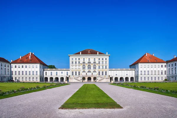 Münih, Almanya - 09 Haziran 2018: Schloss Nymphenburg, Münih, Bavyera'da bir Barok saray.