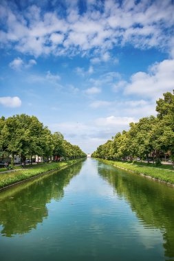 Münih, Almanya - 09 Haziran 2018: Schloss Nymphenburg, Münih'te barok saray ve kanal köprüsü