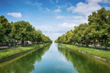 Münih, Almanya - 09 Haziran 2018: Schloss Nymphenburg, Münih'te barok saray ve kanal köprüsü