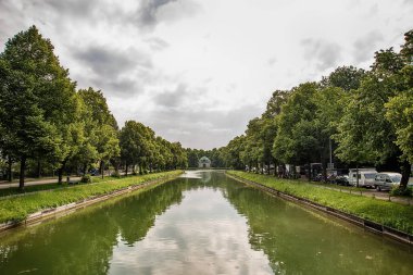 Münih, Almanya - 09 Haziran 2018: Hubertusbrunnen. Hubertusbrunnen, Münih'in batısında yer alan bir çeşme kompleksidir. Grnwaldpark'ın kuzeyinde, Nymphenburger kanalının doğu ucunda yer alır..