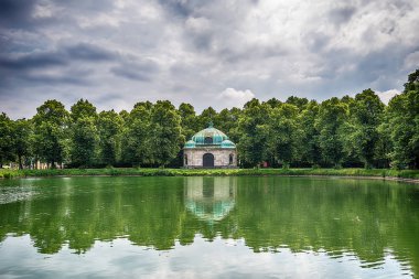 Münih, Almanya - 09 Haziran 2018: Hubertusbrunnen. Hubertusbrunnen, Münih'in batısında yer alan bir çeşme kompleksidir. Grnwaldpark'ın kuzeyinde, Nymphenburger kanalının doğu ucunda yer alır..