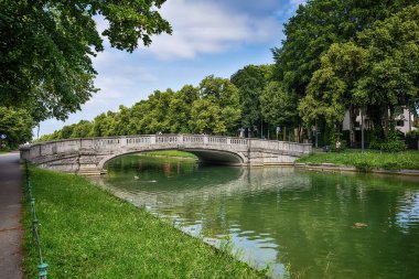 Münih, Almanya - 09 Haziran 2018: Schloss Nymphenburg, Münih'te barok saray ve kanal köprüsü