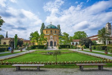 Münih, Almanya - 09 Haziran 2018: Tarihi mezar taşlarıyla Almanya'nın Münih ünlü Batı mezarlığının görünümü.