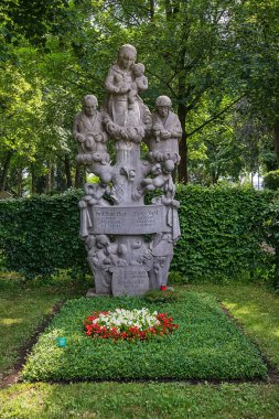 Münih, Almanya - 09 Haziran 2018: Tarihi mezar taşlarıyla Almanya'nın Münih ünlü Batı mezarlığının görünümü.