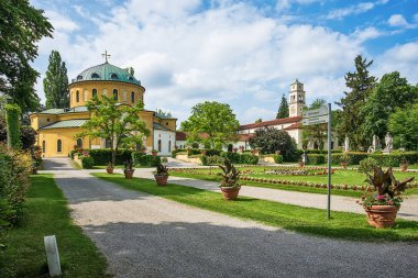 Münih, Almanya - 09 Haziran 2018: Tarihi mezar taşlarıyla Almanya'nın Münih ünlü Batı mezarlığının görünümü.