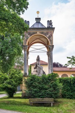 Münih, Almanya - 09 Haziran 2018: Tarihi mezar taşlarıyla Almanya'nın Münih ünlü Batı mezarlığının görünümü.