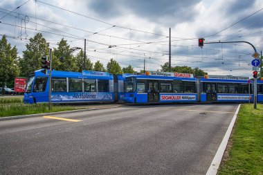 Münih, Almanya - 09 Haziran 2018: Şehir caddesinde ekolojik toplu taşımanın temelini oluşturan modern bir tramvay