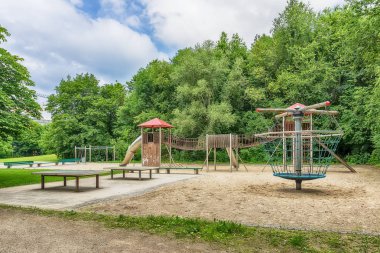Münih, Almanya - 09 Haziran 2018: Parkın bahçesinde renkli oyun alanı.