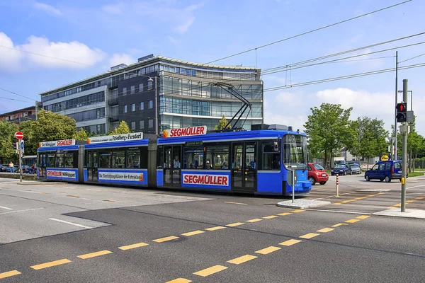Μόναχο Γερμανία Ιουνίου 2018 Ένα Σύγχρονο Τραμ Στον Δρόμο Της — Φωτογραφία Αρχείου