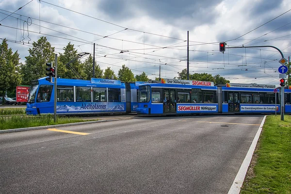 Münih, Almanya - 09 Haziran 2018: Şehir caddesinde ekolojik toplu taşımanın temelini oluşturan modern bir tramvay