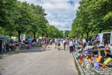 Münih, Almanya - 09 Haziran 2018: Münih, açık hava bit pazarı. İnsanlar kullanılmış şeyler satın alıyor.