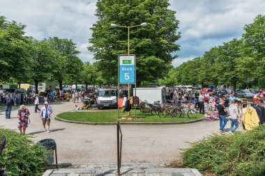 Münih, Almanya - 09 Haziran 2018: Münih, açık hava bit pazarı. İnsanlar kullanılmış şeyler satın alıyor.