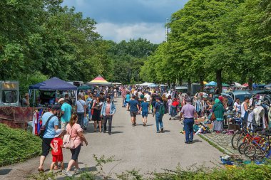 Münih, Almanya - 09 Haziran 2018: Münih, açık hava bit pazarı. İnsanlar kullanılmış şeyler satın alıyor.