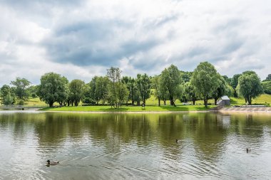 Münih, Almanya - 09 Haziran 2018: Münih'te Olympiapark ve göl