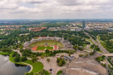 Münih, Almanya - 09 Haziran 2018: Münih'teki olimpiyat köyü ve parkına bakış