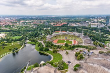 Münih, Almanya - 09 Haziran 2018: Münih'e karşı yüksek açı görünümü. Münih Panoraması, Almanya.