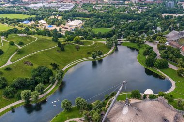 Münih, Almanya - 09 Haziran 2018: Münih'teki olimpiyat köyü ve parkına bakış