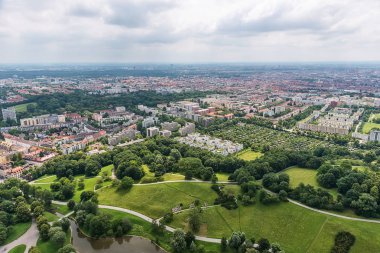 Münih, Almanya - 09 Haziran 2018: Münih'e karşı yüksek açı görünümü. Münih Panoraması, Almanya.
