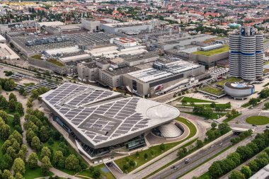 Münih, Almanya 09 Haziran 2018: Bmw müzesi ve Münih sokak manzarası, Almanya