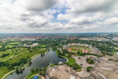 Münih, Almanya 09 Haziran 2018: Münih'teki olymik parkın panoramik manzarası. Park 1972 yılında olimpiyat oyunları için inşa edilmiştir.