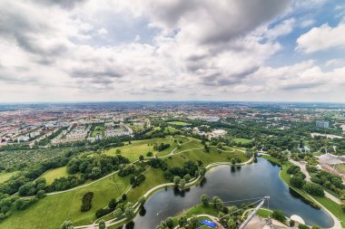 Münih, Almanya - 09 Haziran 2018: Münih'teki olimpiyat köyü ve parkına bakış