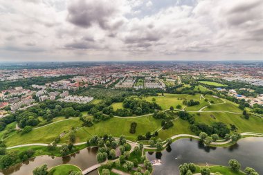 Münih, Almanya - 09 Haziran 2018: Münih'e karşı yüksek açı görünümü. Münih Panoraması, Almanya.
