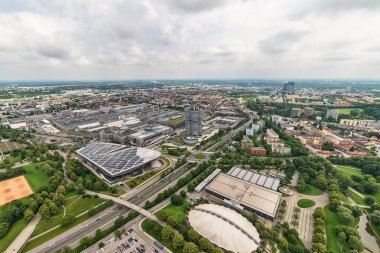 Münih, Almanya - 09 Haziran 2018: Münih'teki olimpiyat köyü ve parkına bakış