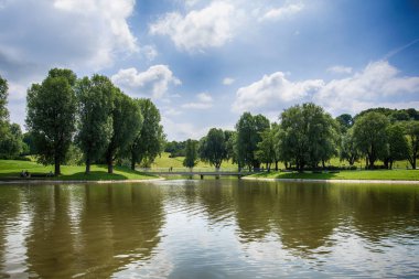 Münih, Almanya - 09 Haziran 2018: Münih'te Olympiapark ve göl