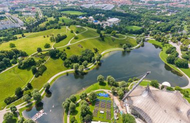 Münih, Almanya - 09 Haziran 2018: Münih'teki olimpiyat köyü ve parkına bakış