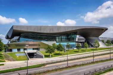 Münih, Almanya 09 Haziran 2018: Bmw müzesi ve Münih sokak manzarası, Almanya