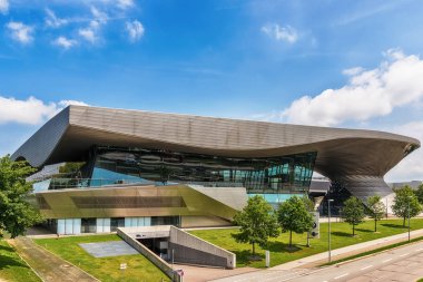 Münih, Almanya 09 Haziran 2018: Bmw müzesi ve Münih sokak manzarası, Almanya