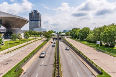 Münih, Almanya 09 Haziran 2018: Bmw müzesi ve Münih sokak manzarası, Almanya