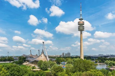 Münih, Almanya - 09 Haziran 2018: Münih, Almanya - 09 Haziran 2018: Münih, Almanya'daki olimpiyat köyü ve parkına bakış