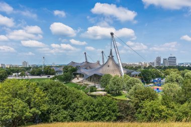 Münih, Almanya - 09 Haziran 2018: Münih, Almanya - 09 Haziran 2018: Münih, Almanya'daki olimpiyat köyü ve parkına bakış