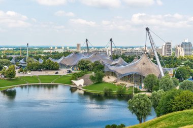 Münih, Almanya - 09 Haziran 2018: Münih, Almanya - 09 Haziran 2018: Münih, Almanya'daki olimpiyat köyü ve parkına bakış