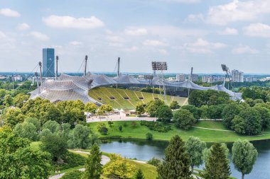 Münih, Almanya - 09 Haziran 2018: Münih, Almanya - 09 Haziran 2018: Münih, Almanya'daki olimpiyat köyü ve parkına bakış