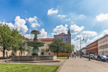 Münih, Almanya 09 Haziran 2018: Münih Geschwister-Scholl-Platz çeşmesi. Münih Ludwig Maximilian Üniversitesi'nde turistler. Üniversite, Almanya'nın en eski üniversiteleri arasındadır..