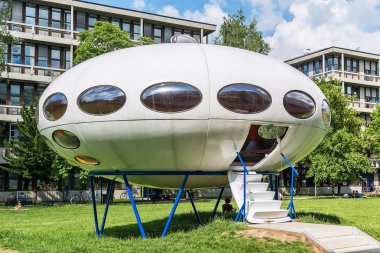 Münih, Almanya - 09 Haziran 2018: Pinakothek der Moderne'nin inşası, Münih'te modern sanat müzesi.