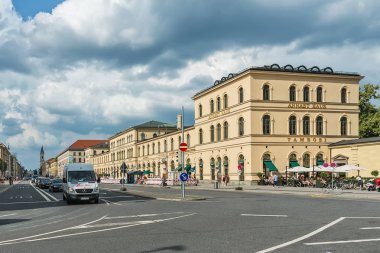 Münih, Almanya - 09 Haziran 2018: Münih şehrinde Odeonsplatz meydanı. Münih, Almanya'nın Bavyera eyaletinin başkenti ve en kalabalık şehridir..