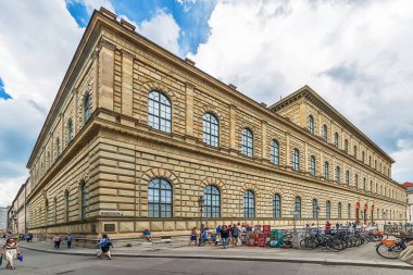 Münih, Almanya 09 Haziran 2018: Max-Joseph-Platz'da Residenz Müzesi'nin inşası, Münih, Almanya
