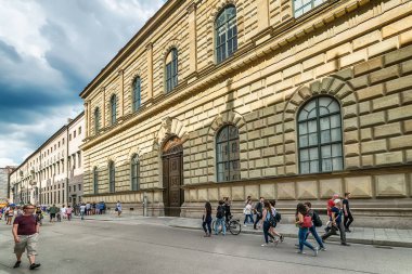 Münih, Almanya 09 Haziran 2018: Almanya'nın Residenzstrasse kentinde Münih şehrindeki eski evler. İnsanlar Münih sokaklarında yürürler..