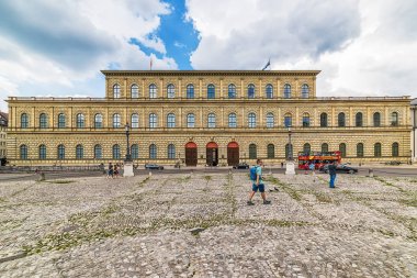 Münih, Almanya 09 Haziran 2018: Max-Joseph-Platz'da Residenz Müzesi'nin inşası, Münih, Almanya