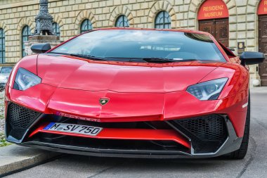 Münih, Almanya 09 Haziran 2018: Lamborghini aventador lp 750-4 superveloce araba, Max-Joseph-Platz, Münih.