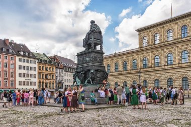 Münih, Almanya - 9 Haziran 2018: Max-Joseph-Platz'daki Max I Joseph Anıtı. Anıt Johann Baptist Stiglmaier tarafından yürütülen Hıristiyan Daniel Rauch tarafından bir taslak göre oluşturuldu .