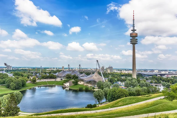 Münih, Almanya 09 Haziran 2018: Münih'teki olymik parkın panoramik manzarası. Park 1972 yılında olimpiyat oyunları için inşa edilmiştir.