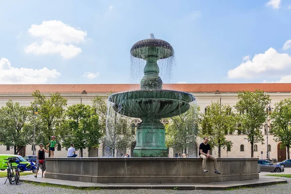 München Saksa Kesäkuu 2018 Fountain Geschwister Scholl Platz Münchenissä Matkailijoita — kuvapankkivalokuva