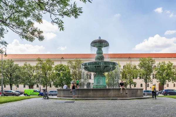 Munich Allemagne Juin 2018 Fontaine Geschwister Scholl Platz Munich Touristes — Photo