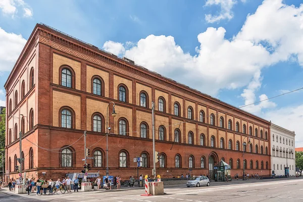 Münih, Almanya 09 Haziran 2018: Ludwigstrasse, Münih'te merkez kütüphane (Almanca: Zentralbibliothek).